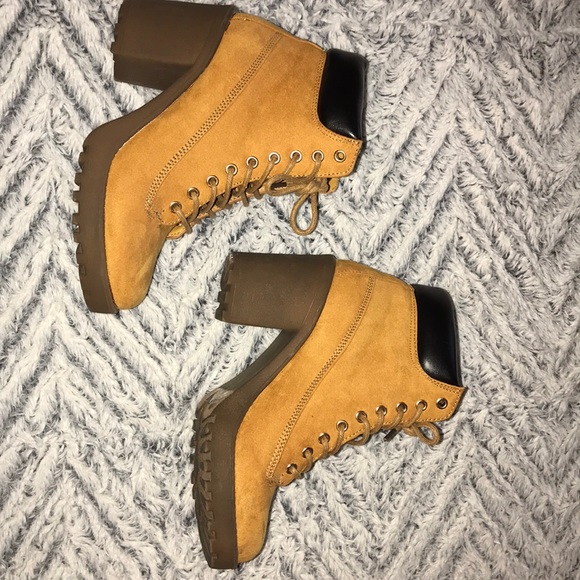 Rouge Helium Shoes - Booties